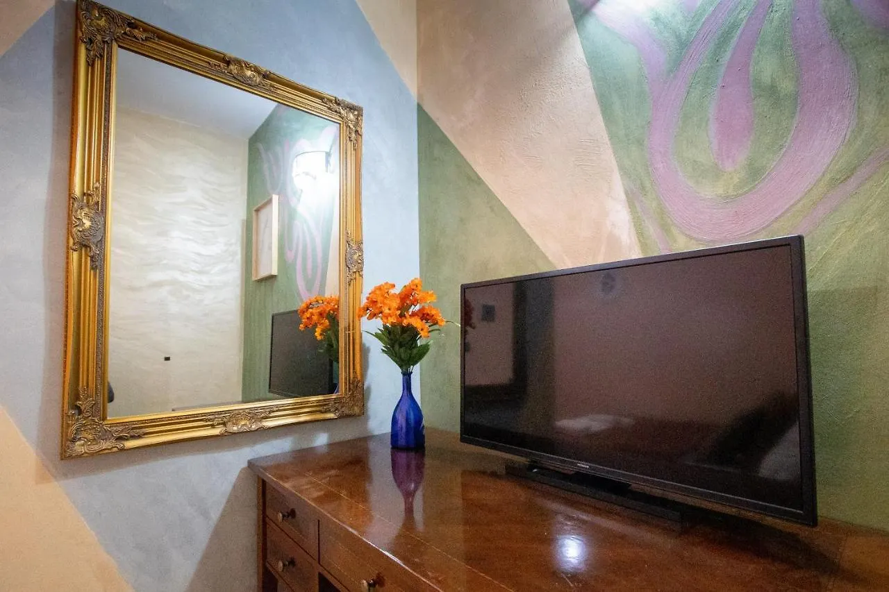 B&B Colorful Suite Yard Rom Italien
