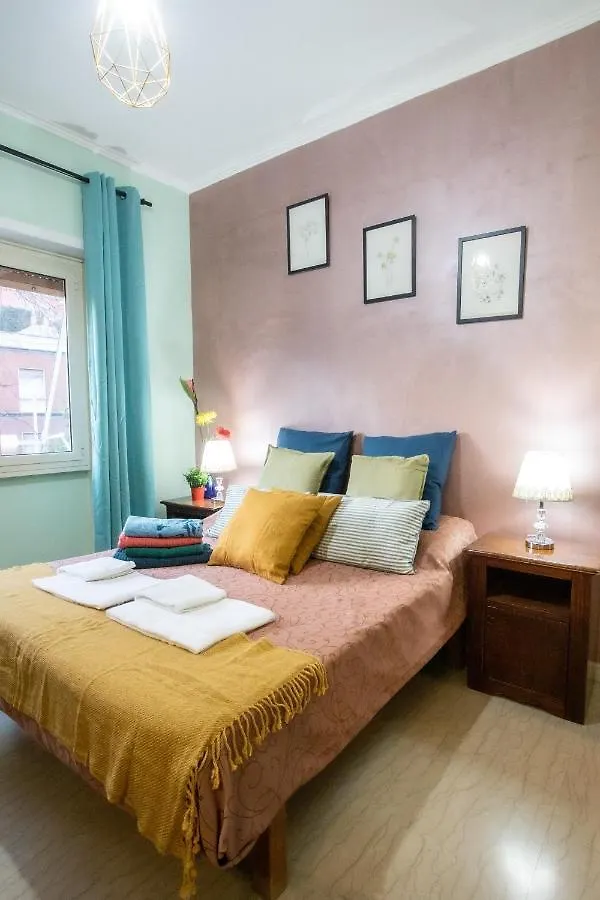 B&B Colorful Suite Yard Rome Bed & Breakfast
