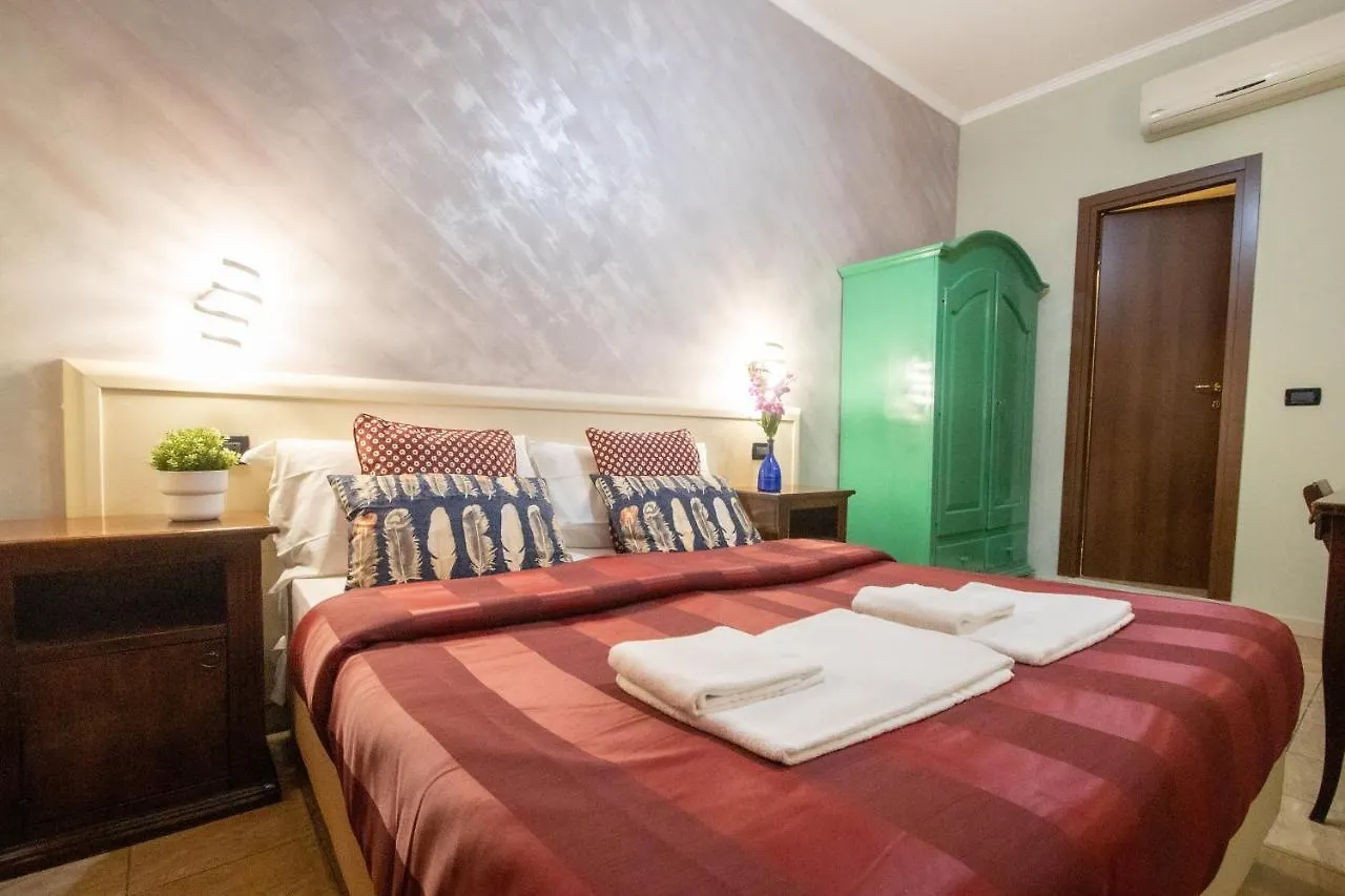B&B Colorful Suite Yard Rome Bed & Breakfast
