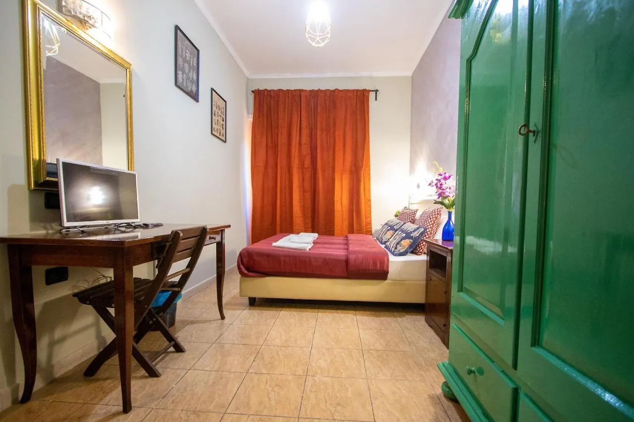 B&B Colorful Suite Yard Rom 2*,